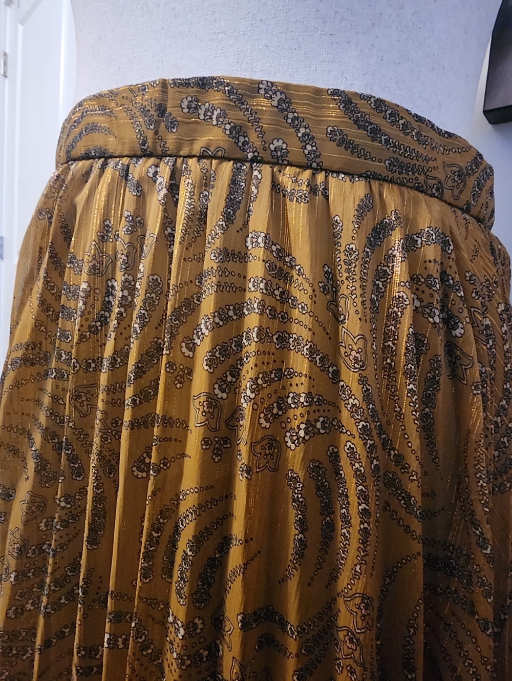 Ann Taylor Women’s Mustard Printed Pleated Skirt Size 8 (tag says 16)